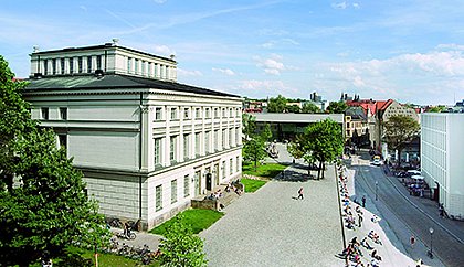 Lwengebude auf dem Universittsplatz (Foto: Norbert Kaltwaer)