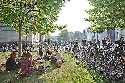 Sommer auf dem Universitätsplatz (Foto: Markus Scholz)