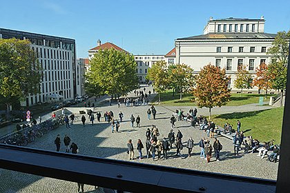 Blick aus dem Audimax auf den Universitätsplatz (Foto: Markus Scholz)