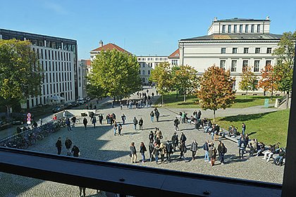 Blick aus dem Audimax auf den Universittsplatz (Foto: Markus Scholz)